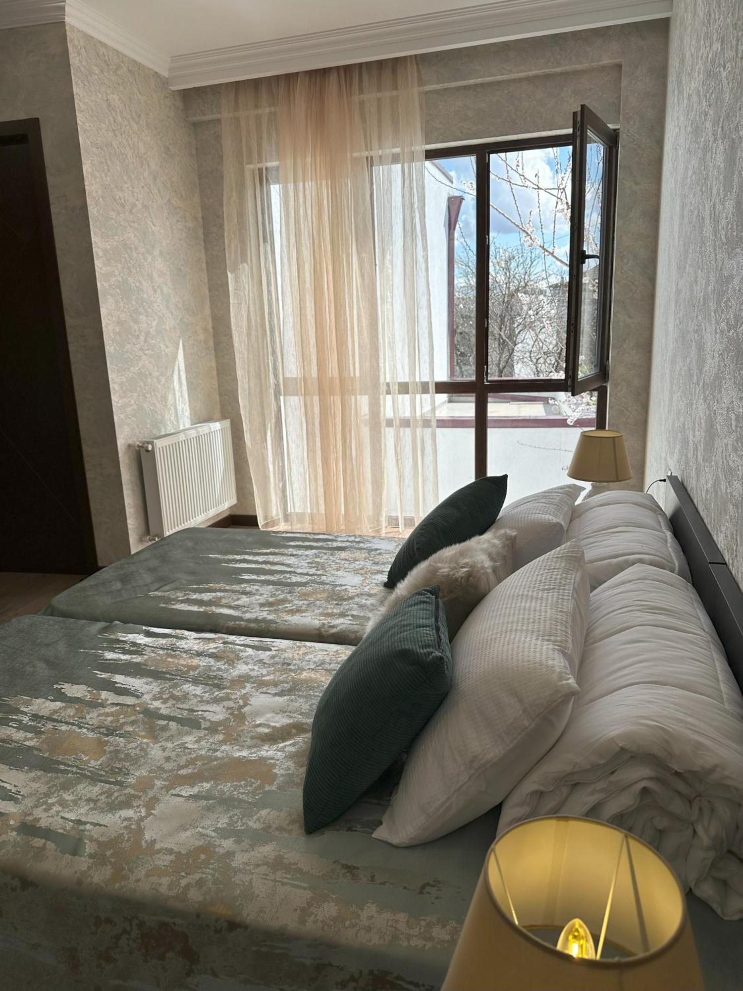 Three Palms Guest House 第比利斯 外观 照片