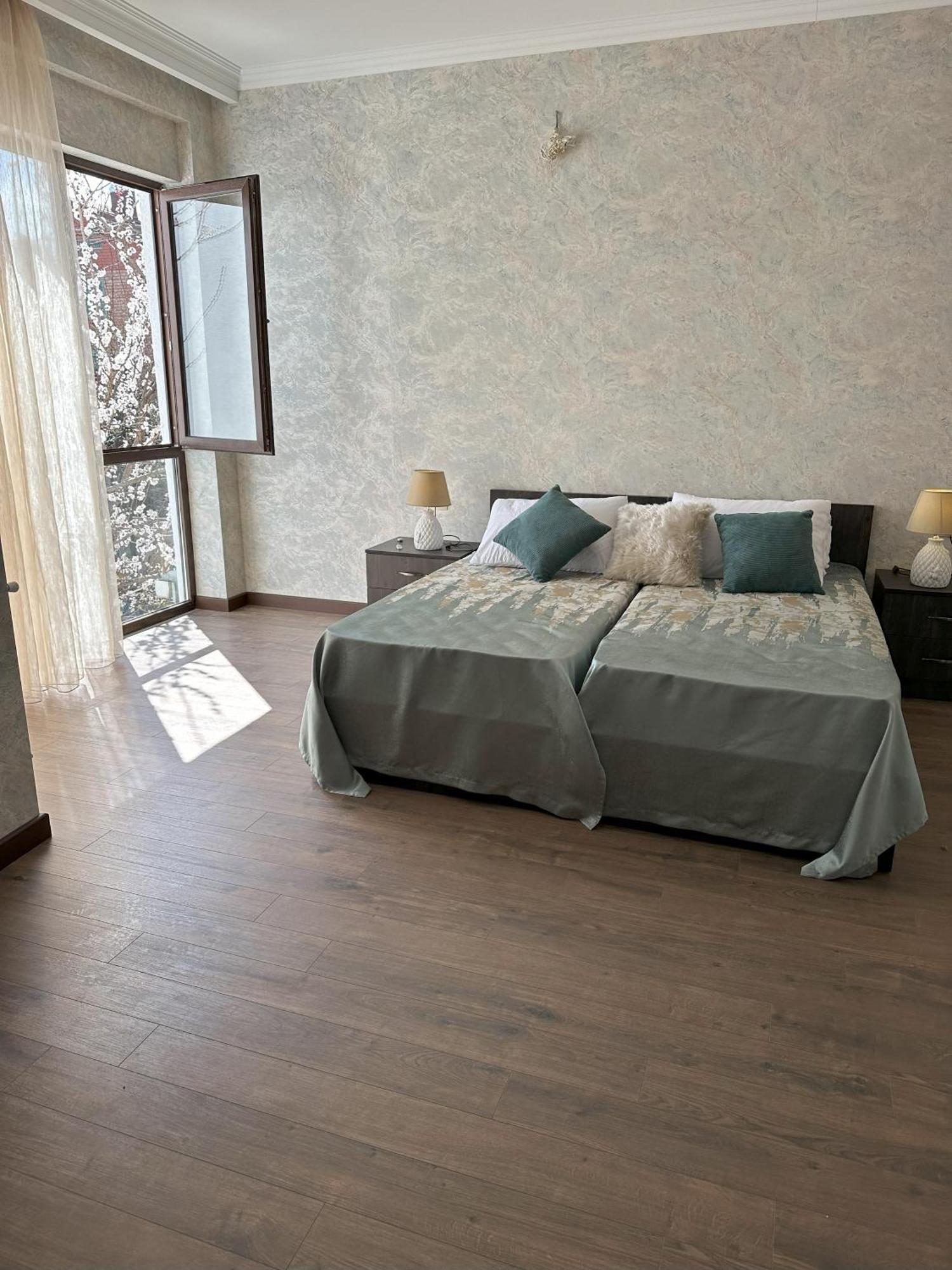 Three Palms Guest House 第比利斯 外观 照片