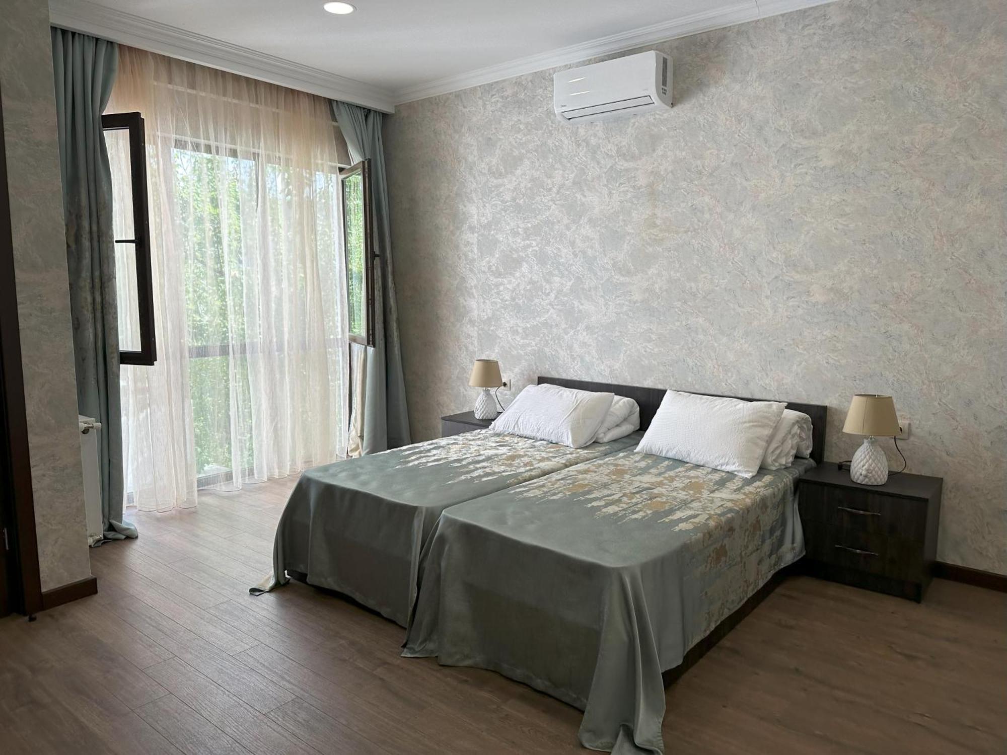Three Palms Guest House 第比利斯 外观 照片